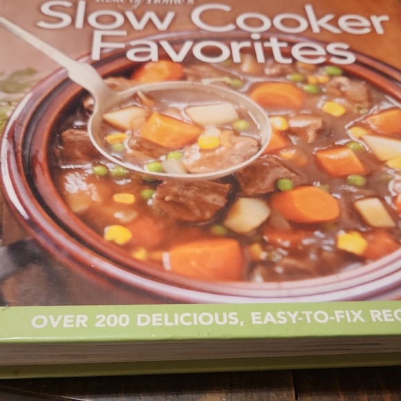 Taste Of Home Slow Cooker Favorites Cookbook - Orange and Green Cover - Picture 1 of 2